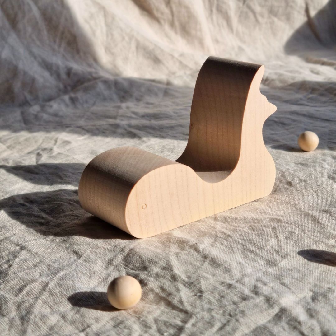 Handgefertigter Holz-Handy-Ständer in Form eines Wals, umweltfreundlich aus nachhaltigem Holz hergestellt.