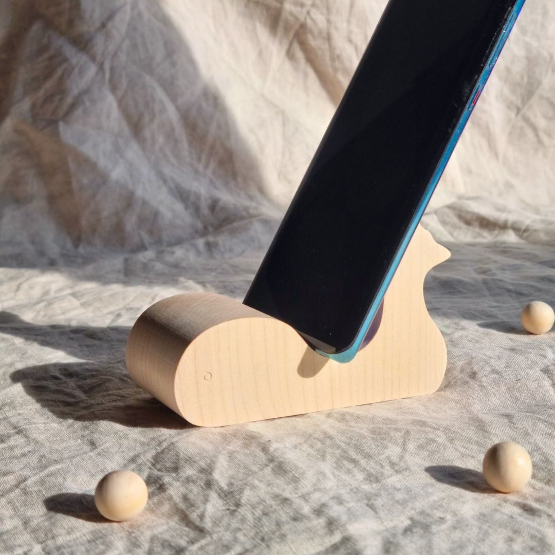 Handgefertigter Holz-Handy-Ständer in Form eines Wals, umweltfreundlich aus nachhaltigem Holz hergestellt.