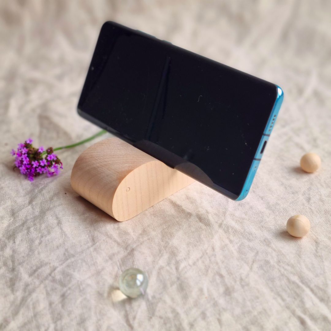 Handgefertigter Holz-Handy-Ständer in Form eines Wals, umweltfreundlich aus nachhaltigem Holz hergestellt.