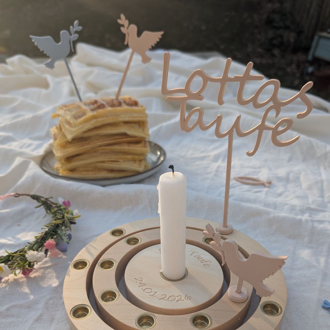 Cake Topper Taube auf Taufkuchen mit Blumen dekoriert