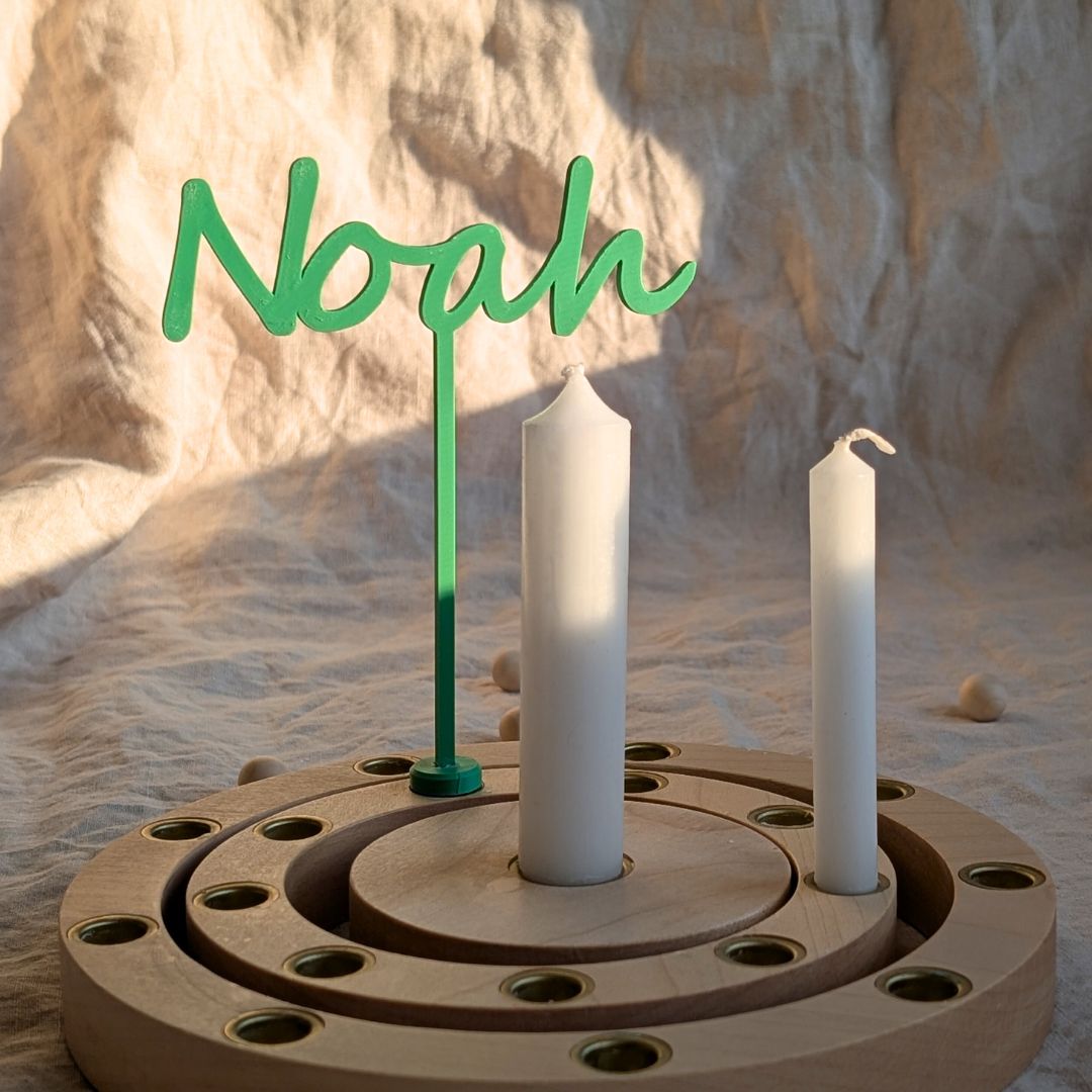 Personalisierter Namenstecker mit Namen Noah eingesteckt in den Geburtstagsring