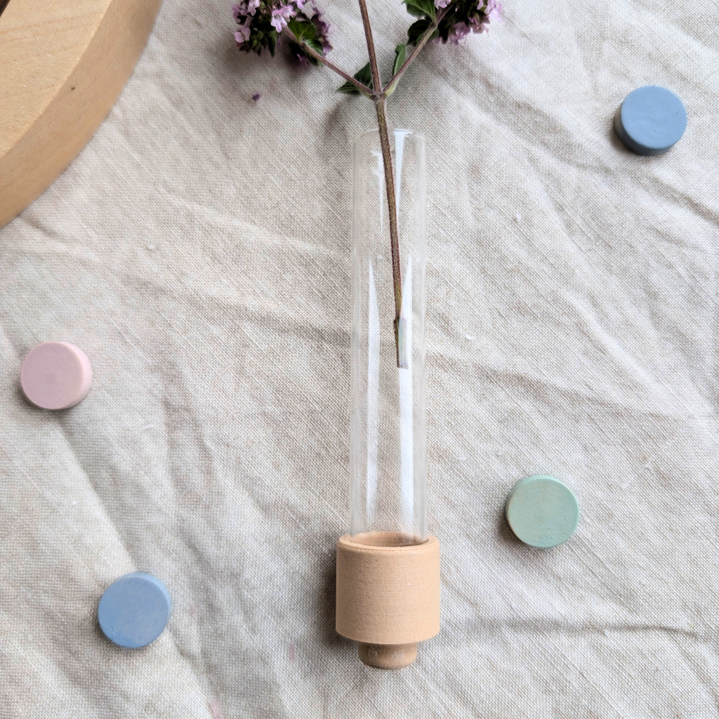 Detailaufnahme der Vase mit Adapter in Holzoptik