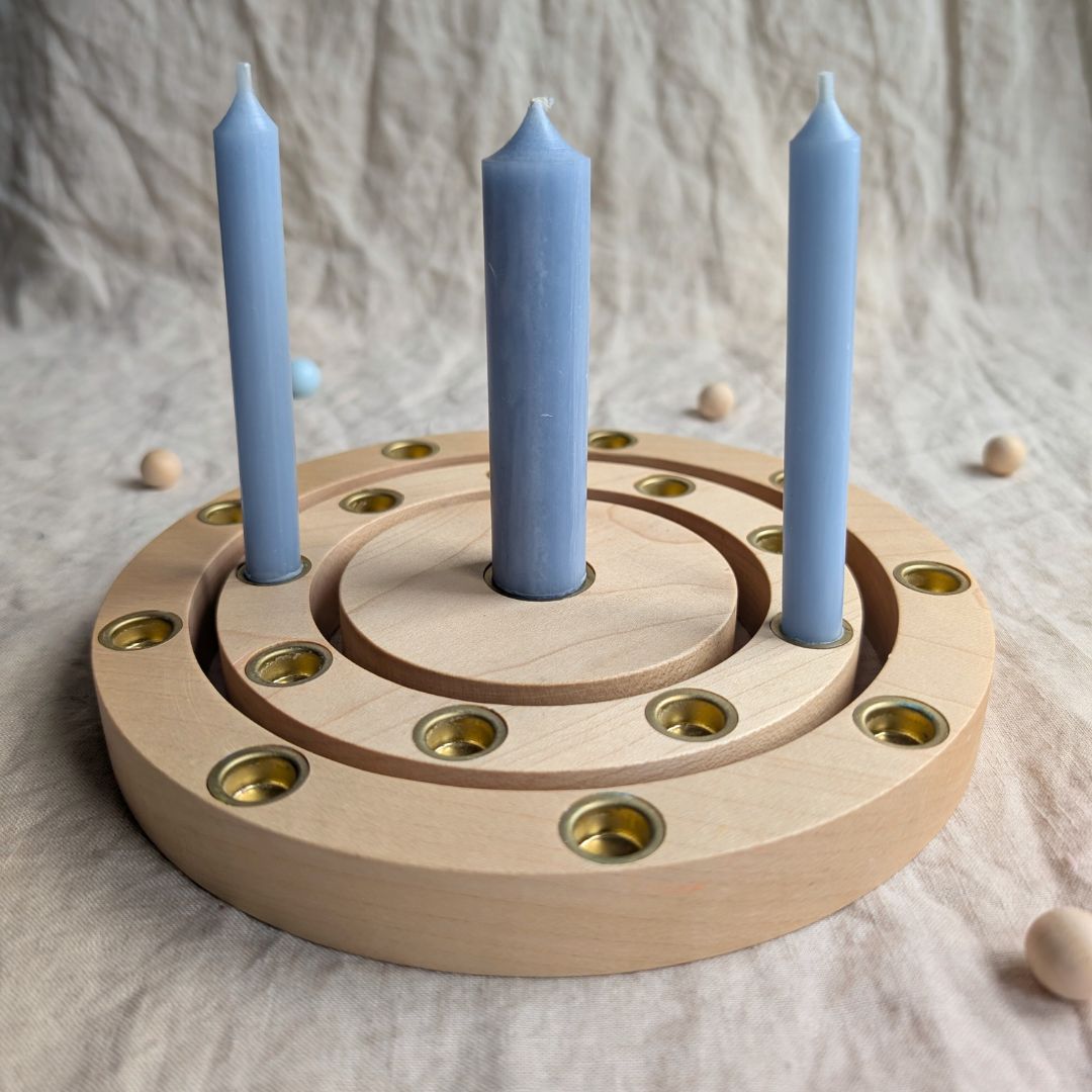 Blaue Geburtstagskerzen im Geburtstagsring aus Holz.
