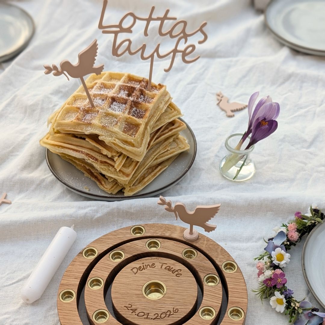 Personalisierter Schriftzug „Lottas Taufe“ als Stecker im Geburtstagsring auf dem gedeckten Tauftisch