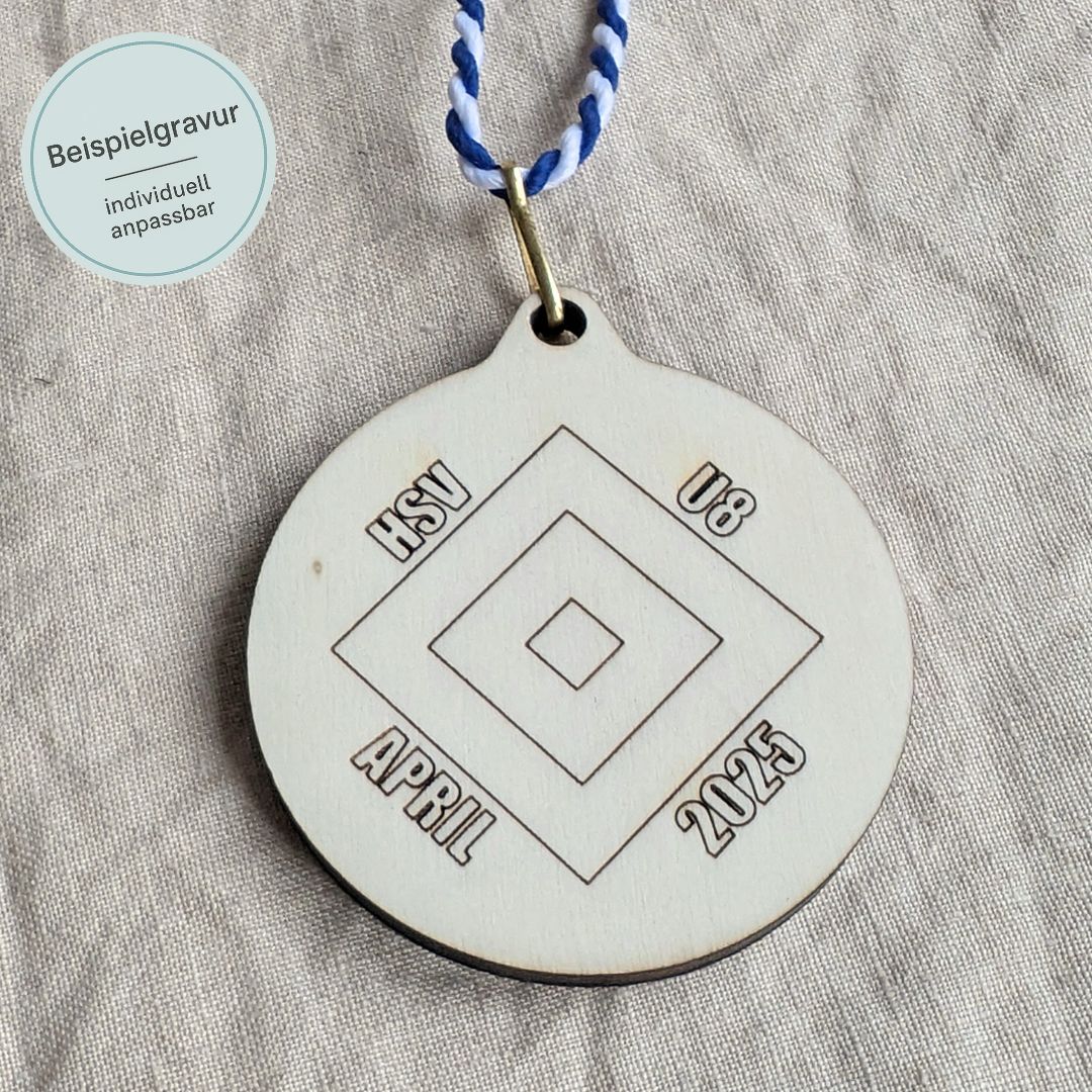 Medaille aus Holz in der Nahaufnahme. Die Medaille ist individuell graviert mit dem Namen und Logo des Vereins sowie des Wettkampfes.