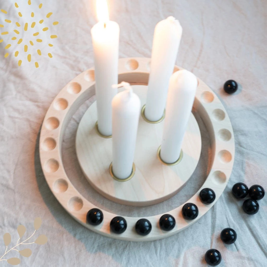 Holzlinge Adventskranz aus Ahorn mit 4 Kerzen und 24 Einschüben für Murmeln oder Holzkugeln, handgefertigt, nachhaltig, 20 cm Durchmesser – ideal für die Adventszeit und Kinde