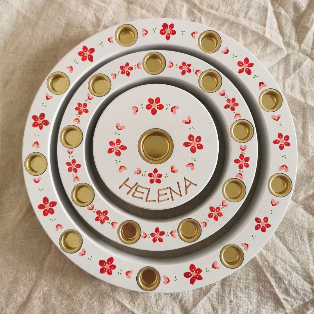 Handbemalter Geburtstagsring aus Holz in Weiß mit roten Blumen und personalisiertem Namensring 'Helena' – passend für 18 Kerzen und eine Lebenslichtkerze