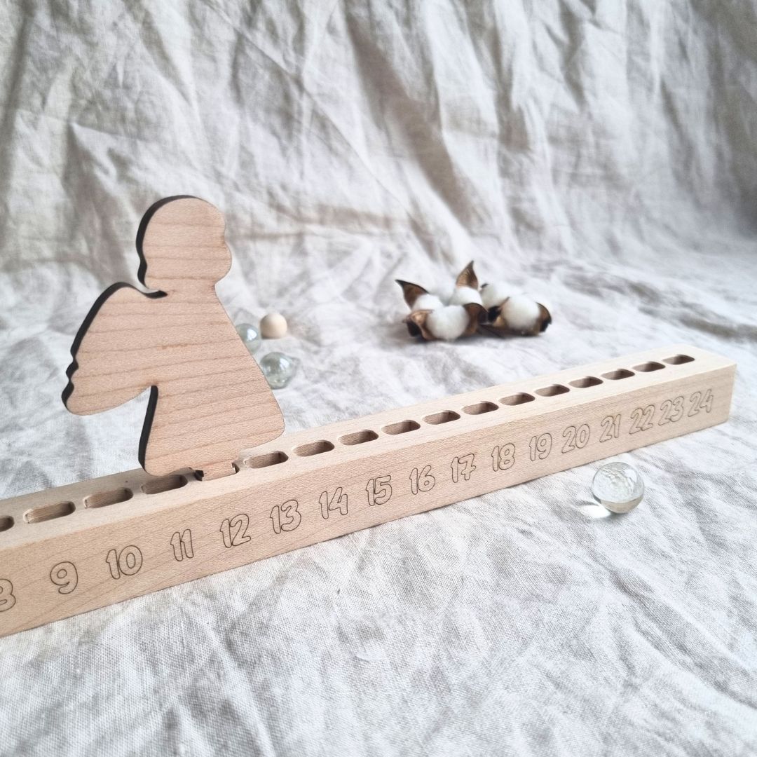 Handgemachter Adventskalender aus Holz – Holzlinge Adventsleiste mit Christkind
