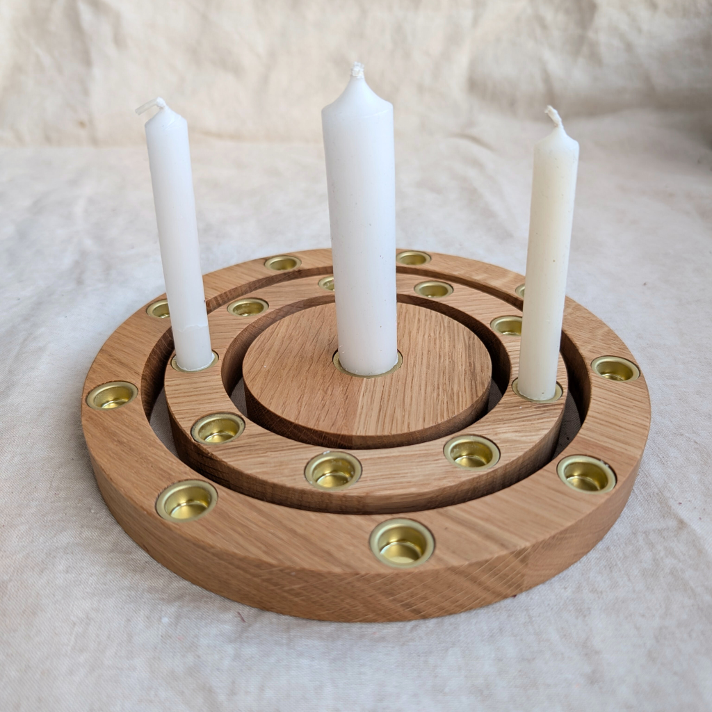 Draufsicht auf Geburtstagsring aus Eichenholz mit eingesetzten Kerzen und Messinghülsen