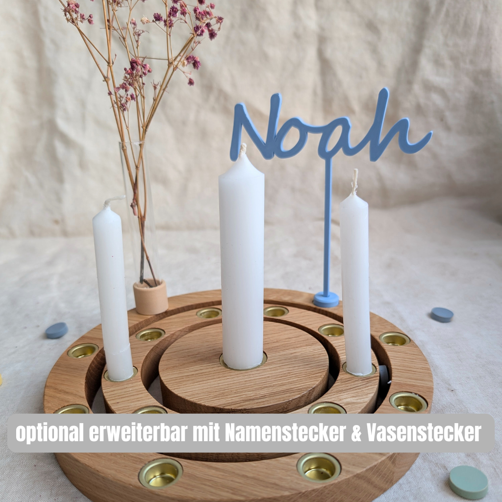Geburtstagsring aus Eichenholz mit Namensstecker und weißen Kerzen