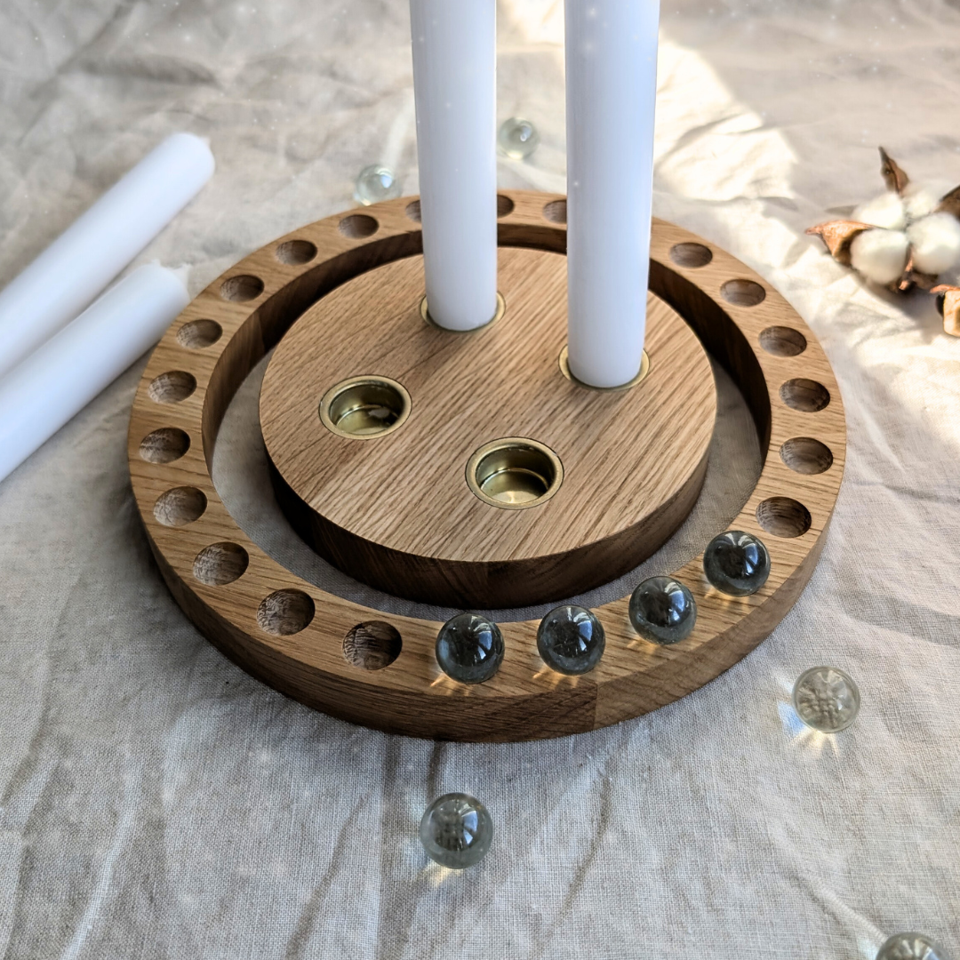 Nachhaltiger Adventskranz aus Eiche mit sichtbarer Holzmaserung und Murmel-Ritual
