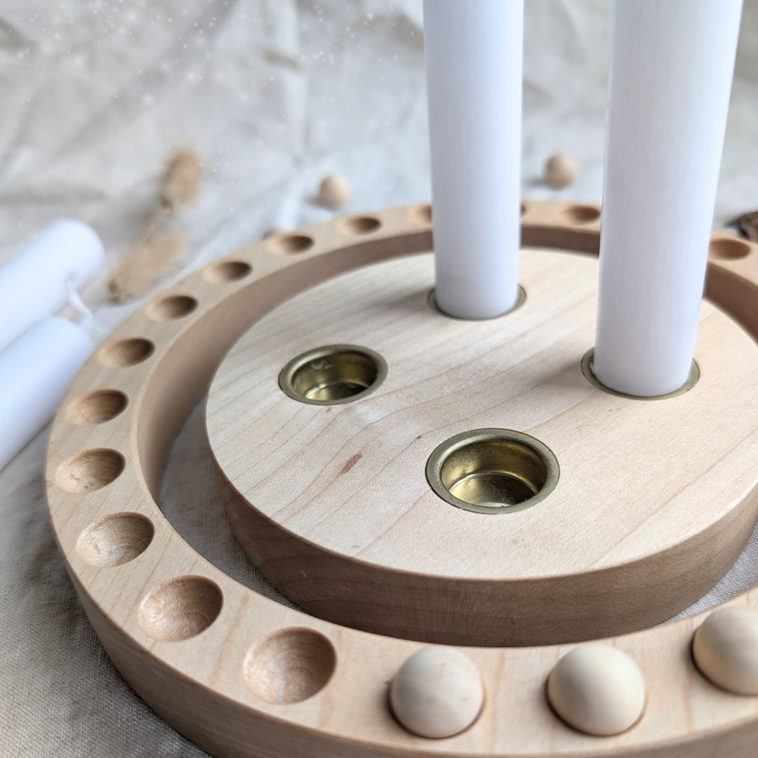 Nachhaltiger Adventskranz aus Holz mit Murmel-Ritual, feine Holzmaserung und natürliche Oberfläche