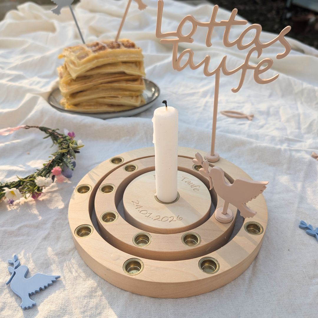 Personalisierter Schriftzug „Lottas Taufe“ als Stecker im Geburtstagsring auf dem gedeckten Tauftisch