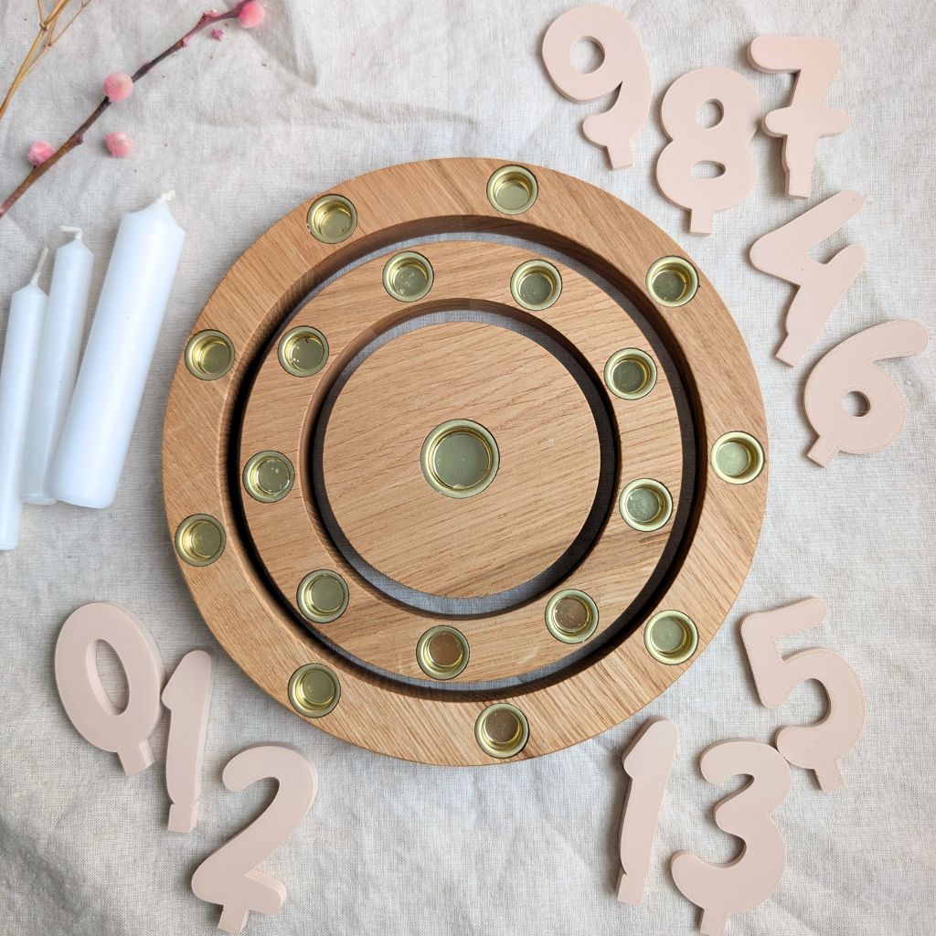 Geburtstagsring aus Eiche mit Kerzen und Zahlensteckern abgebildet als Set.