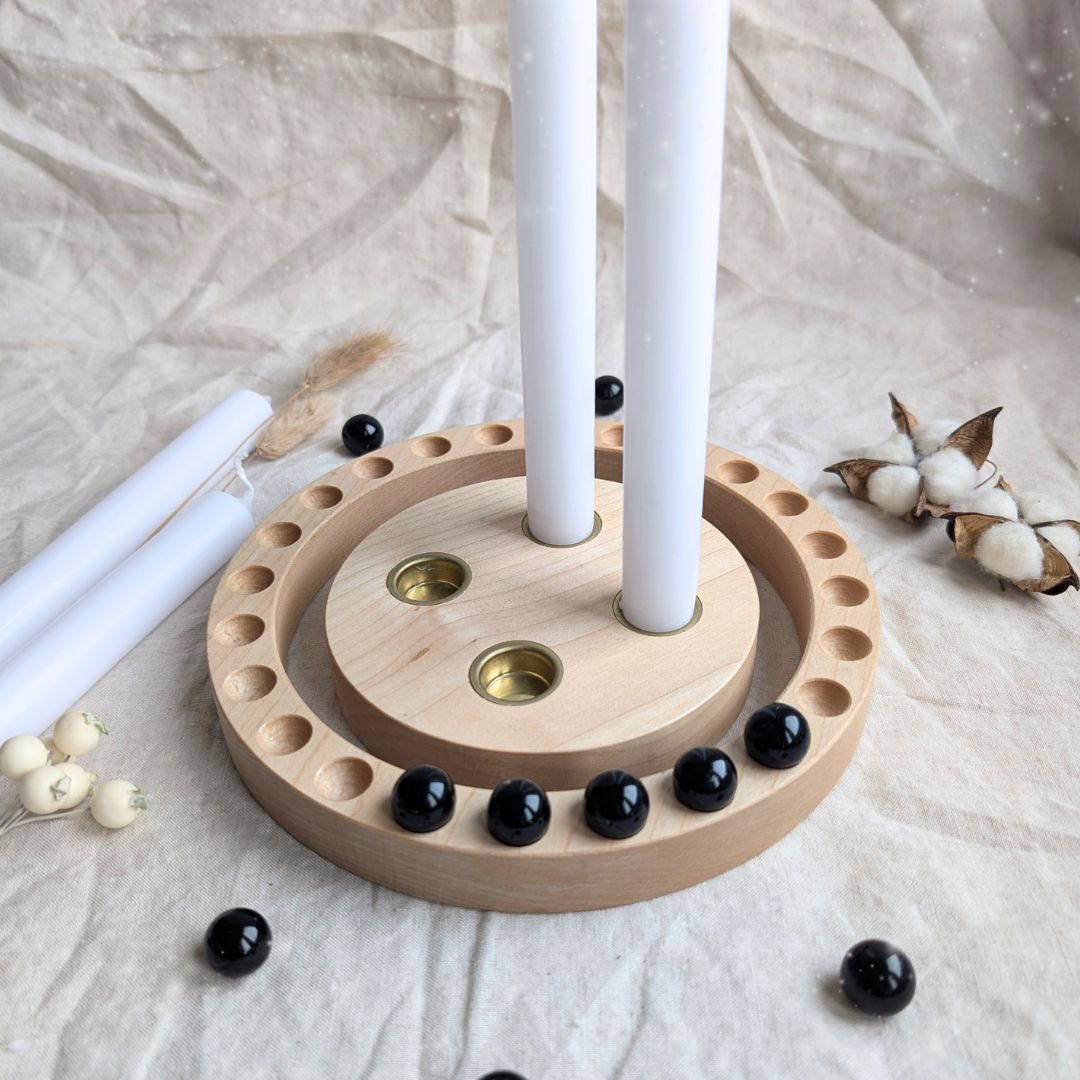 Ahorn-Adventskranz mit weißen Kerzen und Murmeln, nachhaltige Tischdekoration zu Weihnachten