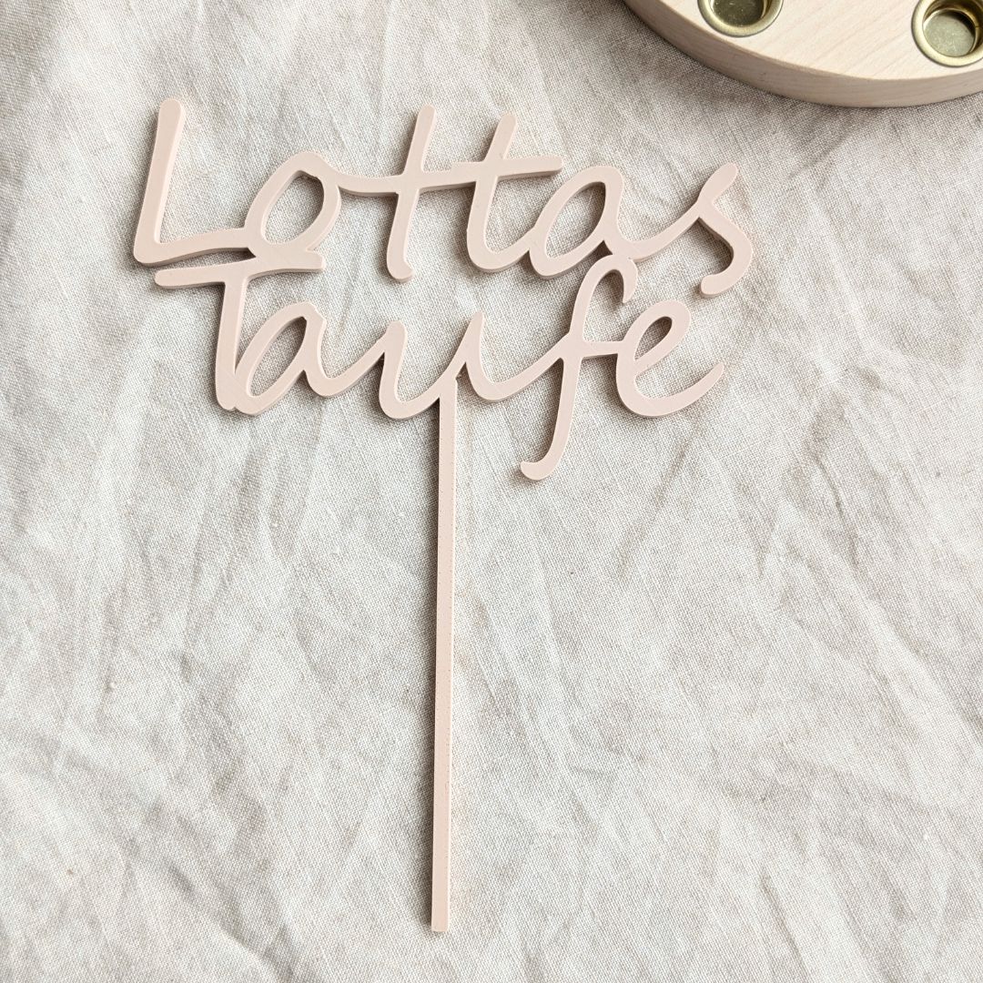 Detailaufnahme personalisierter Schriftzug „Lottas Taufe“ als Stecker im Geburtstagsring