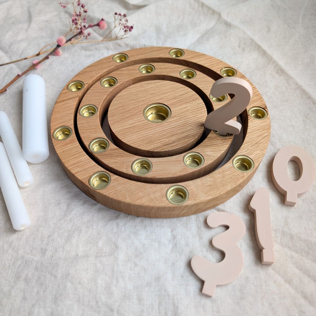 Schrägsicht auf Geburtstagskranz aus Eiche.