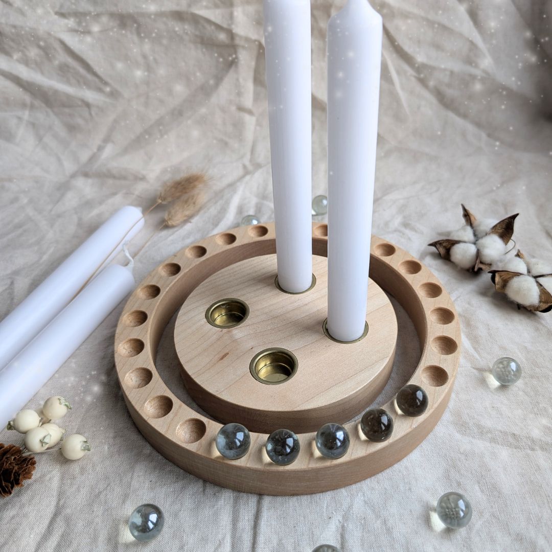 Nachhaltiger Adventskranz aus Holz mit Murmel-Ritual, feine Holzmaserung und natürliche Oberfläche