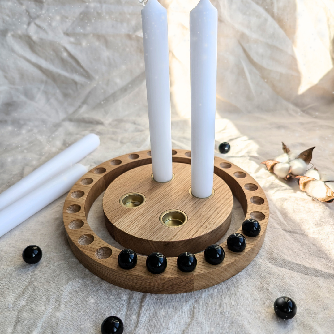 Eichen Adventskranz mit weißen Kerzen und Murmeln nachhaltige Tischdekoration zu Weihnachten