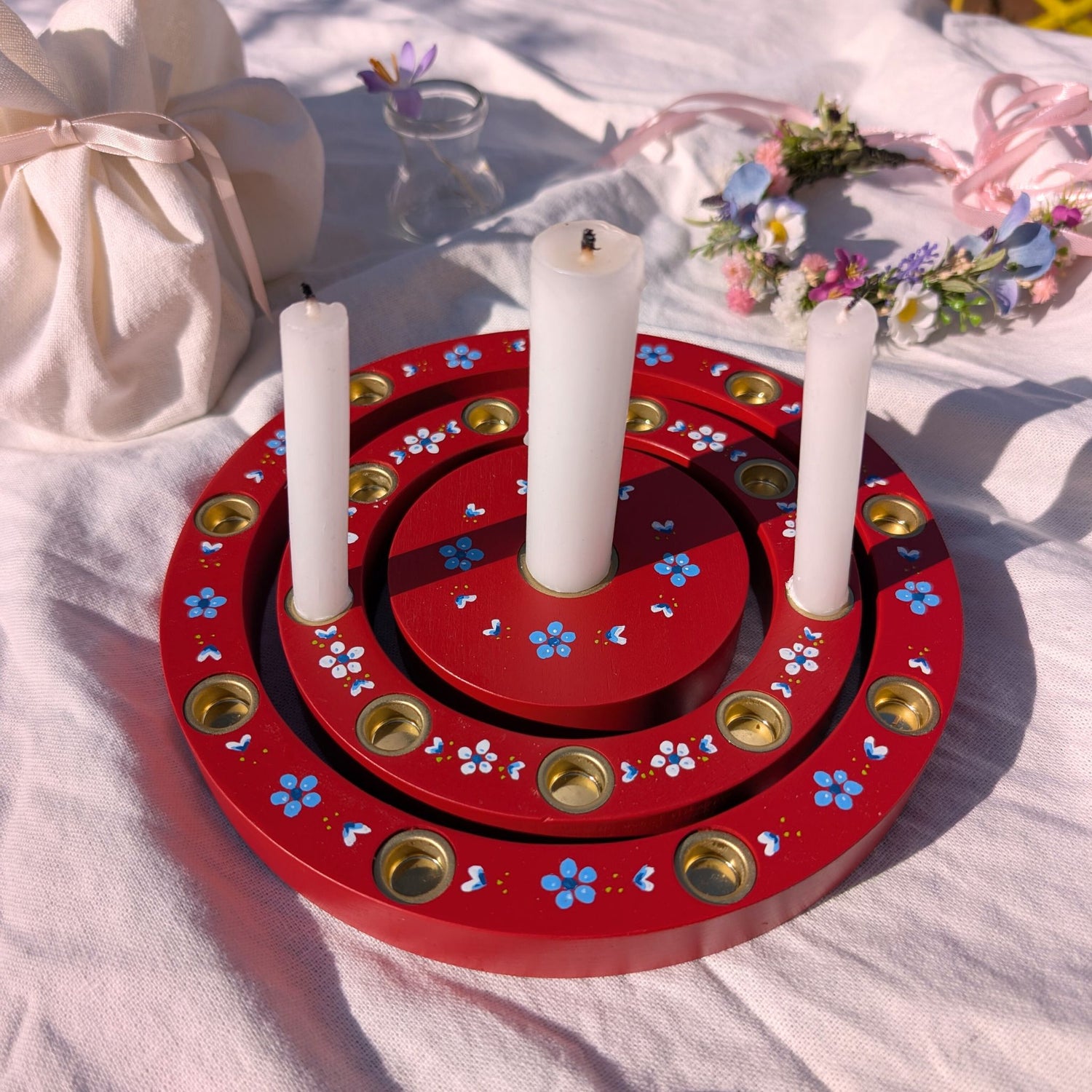 Handbemalter Geburtstagsring im Vintage Stil auf Sommertisch mit Blumen