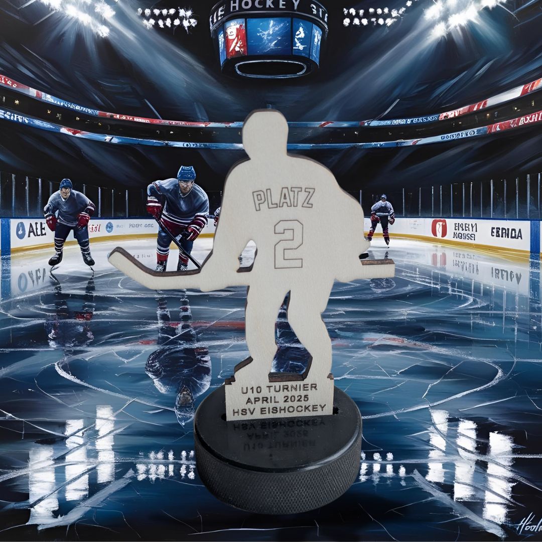 Ein Eishocky Pokal aus Holz steht auf einem Eishockey Spielfeld.