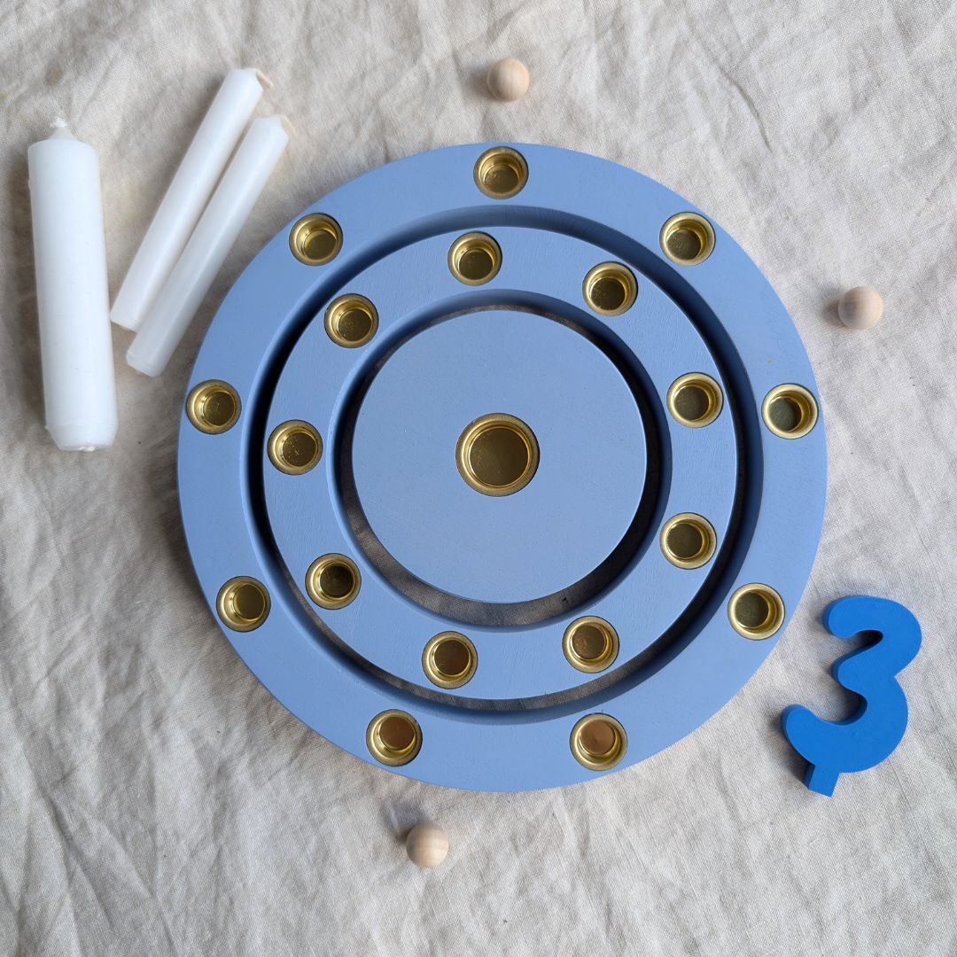 Geburtstagsring in der Farbe bootsblau mit dazu passenden Kerzen und Zahlensteckern.