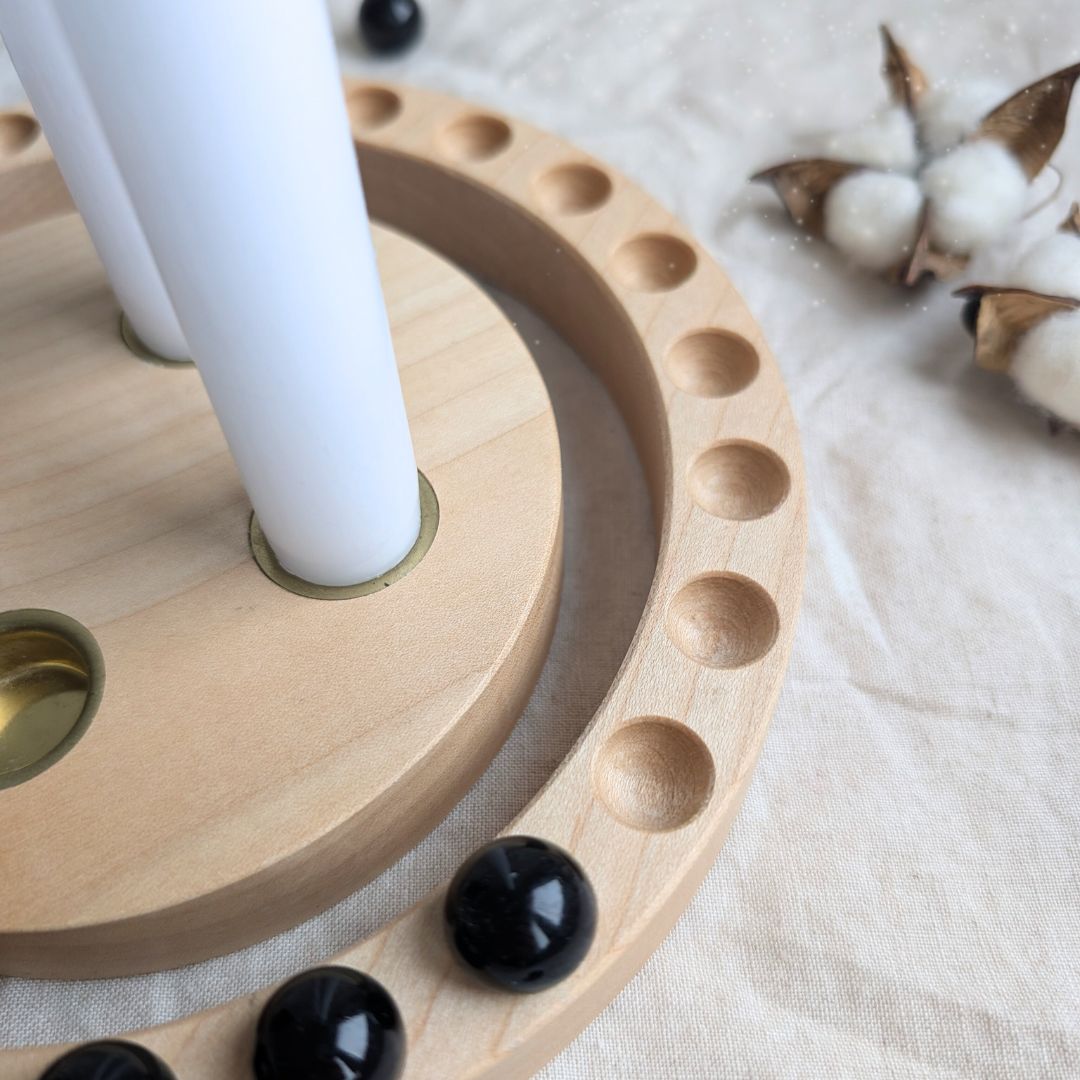 Nachhaltiger Adventskranz aus Holz mit Murmel-Ritual, feine Holzmaserung und natürliche Oberfläche