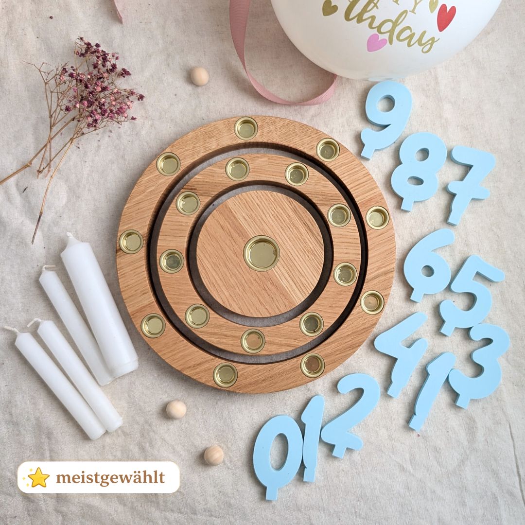 Geburtstagsring aus Eiche mit 18 Kerzenplätzen, weißen Kerzen und graublauen Zahlensteckern, das meistgewählteste Set