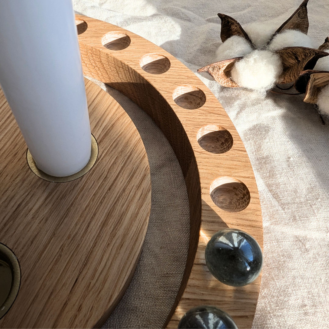 Handgefertigter Adventskranz aus Eichenholz mit 4 Kerzen und 24 Murmeln natürliche Weihnachtsdekoration