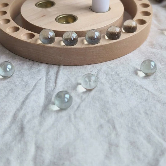 Handgemachter Adventskranz aus Ahornholz mit 4 Kerzen und 24 Murmeln, natürliche Weihnachtsdekoration