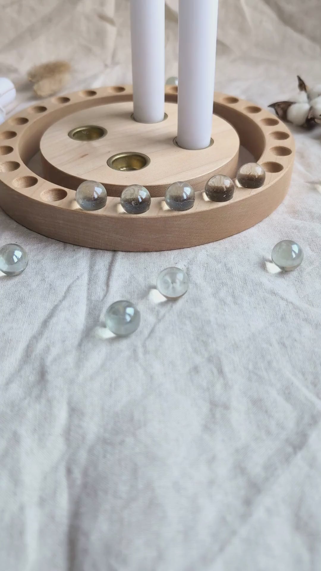 Handgemachter Adventskranz aus Ahornholz mit 4 Kerzen und 24 Murmeln, natürliche Weihnachtsdekoration