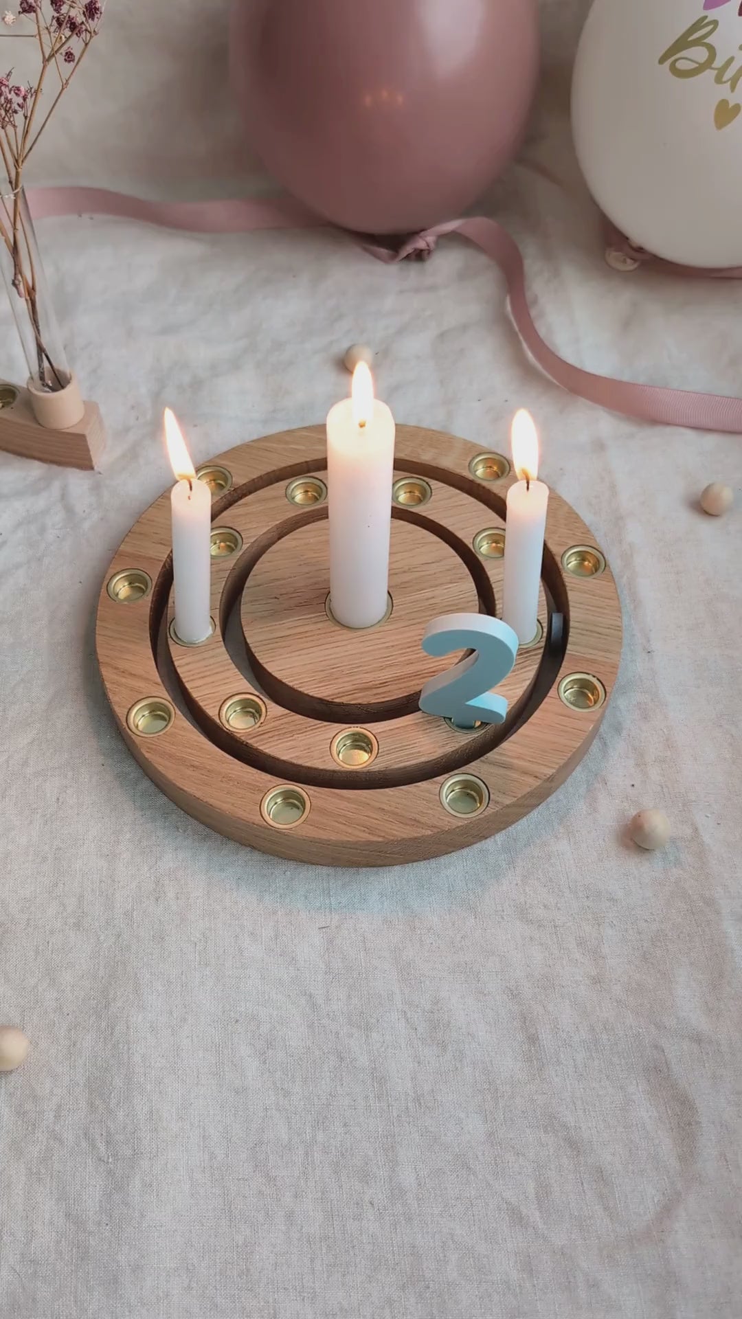 Geburtstagsring aus Eiche mit brennenden weißen Kerzen und graublauem Zahlenstecker